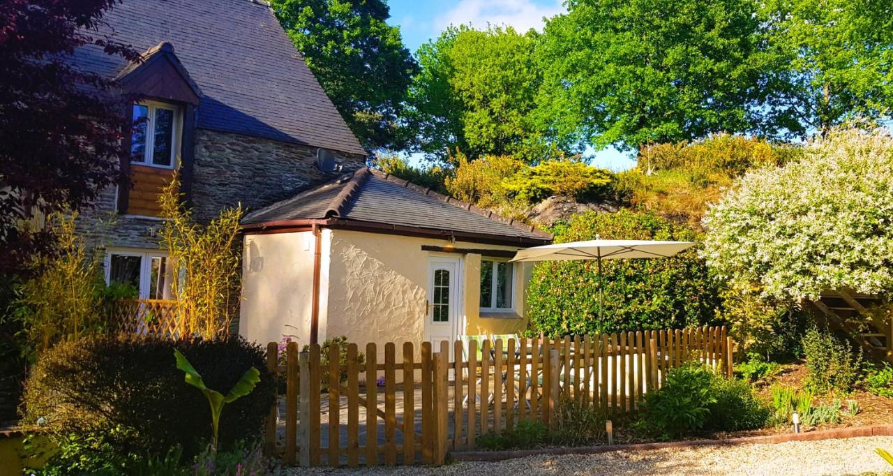 Le Vieux Moulin Gites - A Charming Stone Cottage With Garden View And Seasonal Pool Guégon Exterior foto